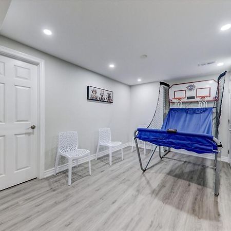 Stunning 7 Bedroom Rougeview Home With 2 Kitchens, 5 Bathrooms, Amazing Backyard & 8-Car Parking Toronto Esterno foto