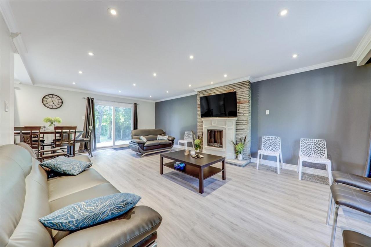 Stunning 7 Bedroom Rougeview Home With 2 Kitchens, 5 Bathrooms, Amazing Backyard & 8-Car Parking Toronto Esterno foto