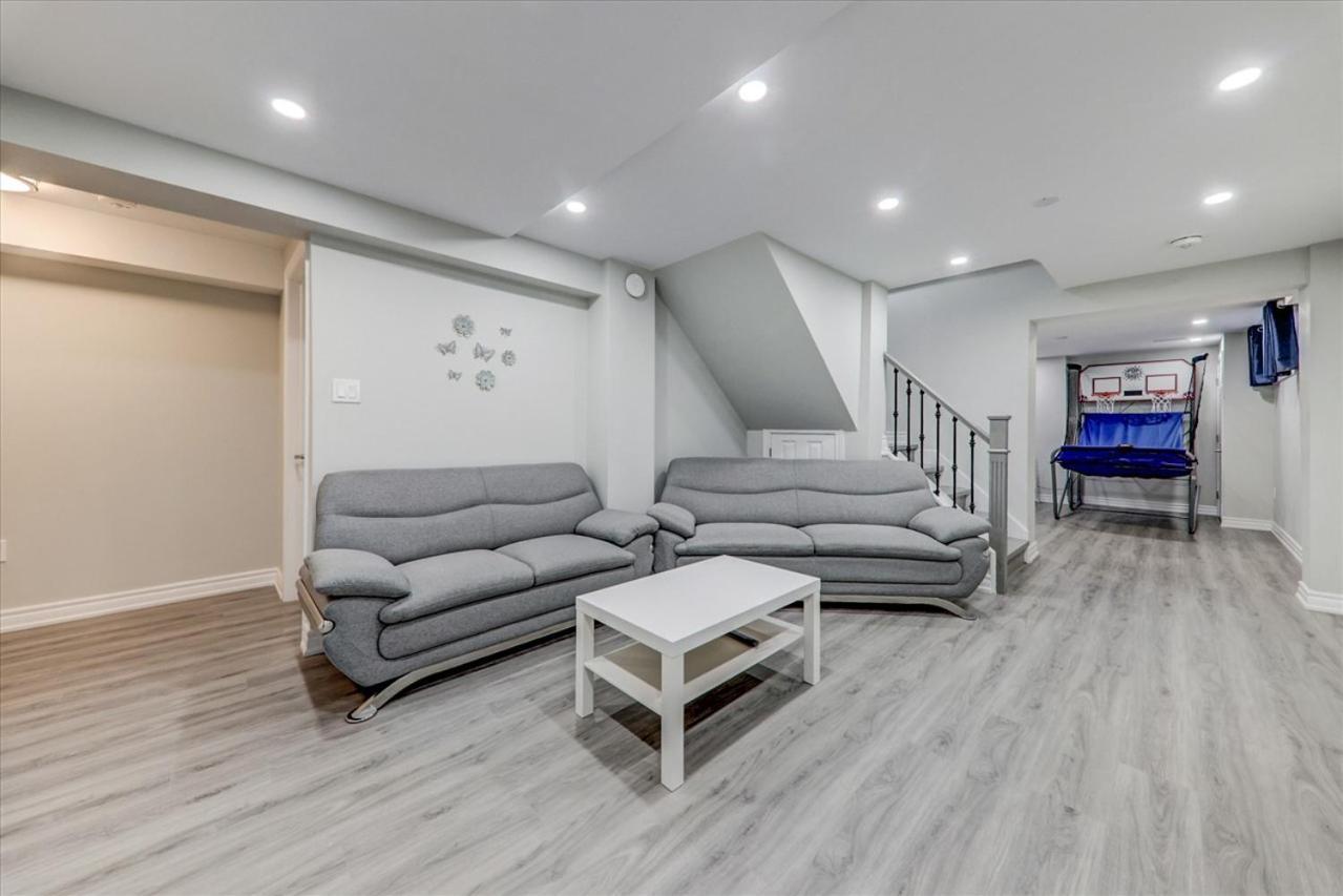 Stunning 7 Bedroom Rougeview Home With 2 Kitchens, 5 Bathrooms, Amazing Backyard & 8-Car Parking Toronto Esterno foto