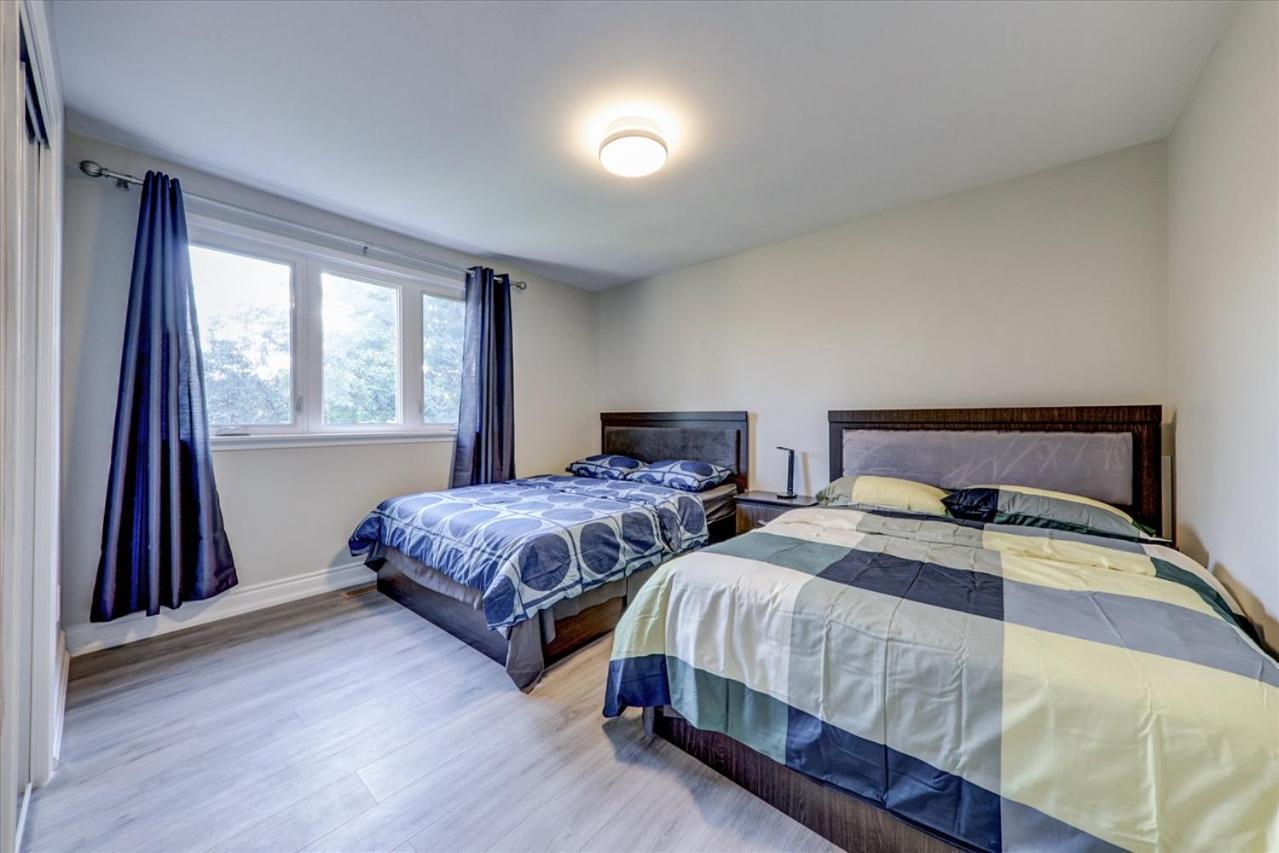 Stunning 7 Bedroom Rougeview Home With 2 Kitchens, 5 Bathrooms, Amazing Backyard & 8-Car Parking Toronto Esterno foto