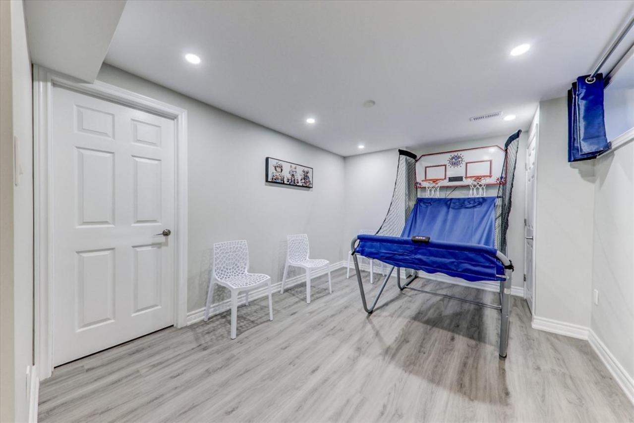Stunning 7 Bedroom Rougeview Home With 2 Kitchens, 5 Bathrooms, Amazing Backyard & 8-Car Parking Toronto Esterno foto