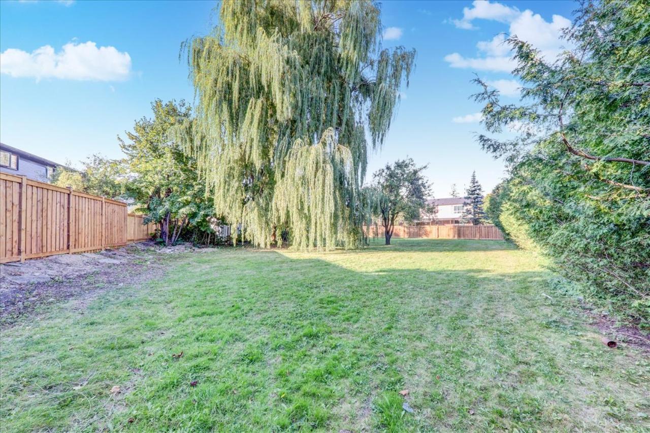 Stunning 7 Bedroom Rougeview Home With 2 Kitchens, 5 Bathrooms, Amazing Backyard & 8-Car Parking Toronto Esterno foto