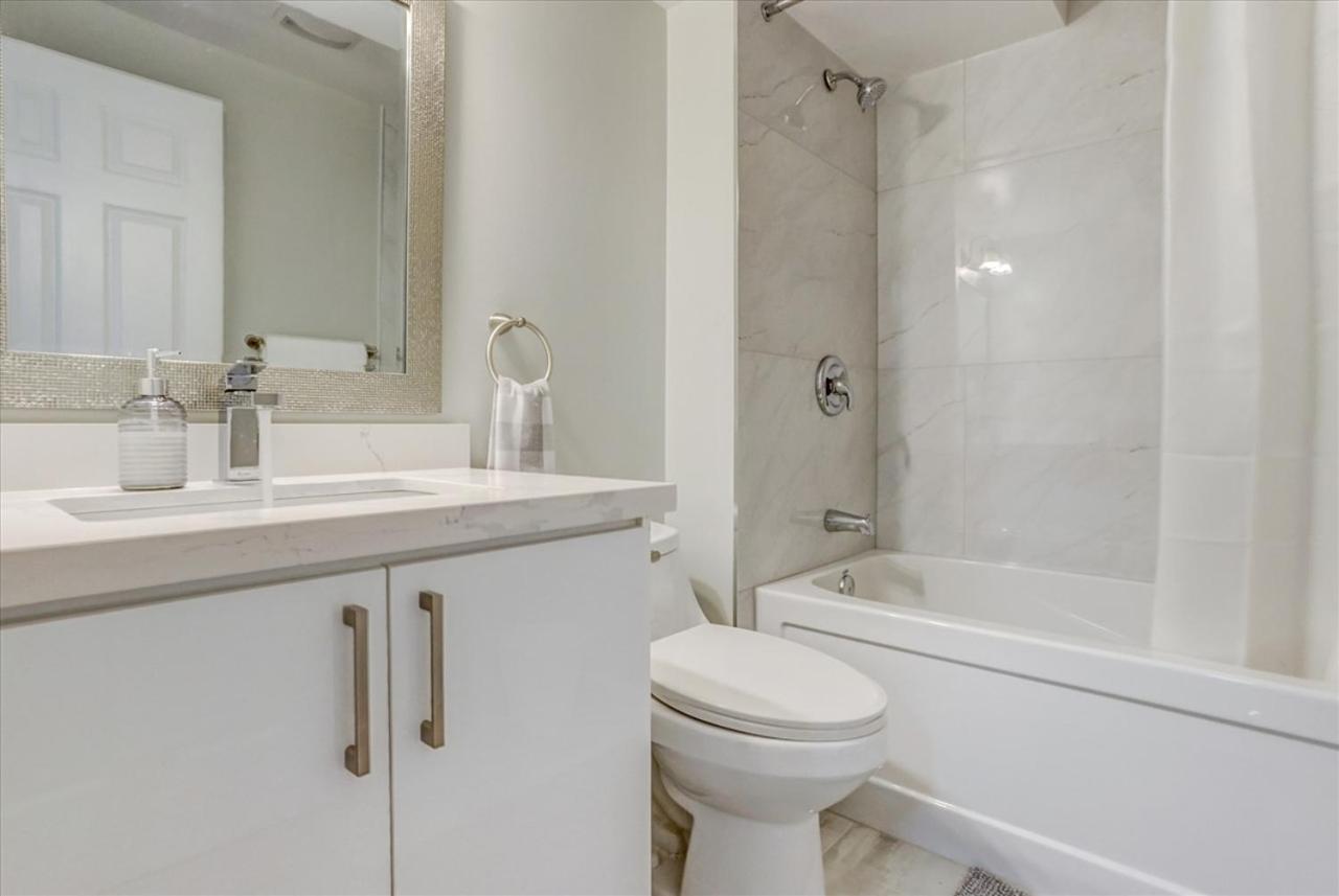 Stunning 7 Bedroom Rougeview Home With 2 Kitchens, 5 Bathrooms, Amazing Backyard & 8-Car Parking Toronto Esterno foto