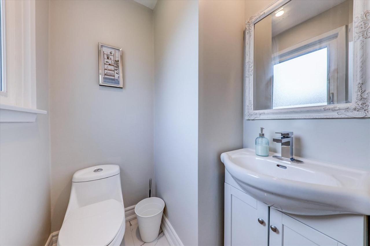 Stunning 7 Bedroom Rougeview Home With 2 Kitchens, 5 Bathrooms, Amazing Backyard & 8-Car Parking Toronto Esterno foto