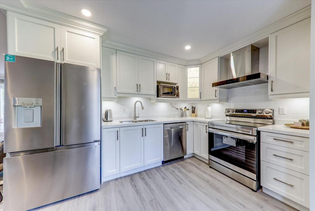 Stunning 7 Bedroom Rougeview Home With 2 Kitchens, 5 Bathrooms, Amazing Backyard & 8-Car Parking Toronto Esterno foto