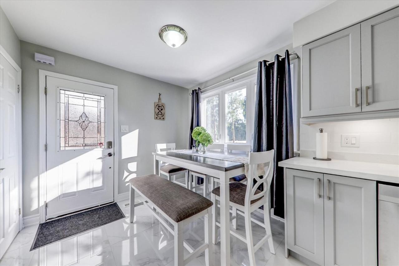 Stunning 7 Bedroom Rougeview Home With 2 Kitchens, 5 Bathrooms, Amazing Backyard & 8-Car Parking Toronto Esterno foto