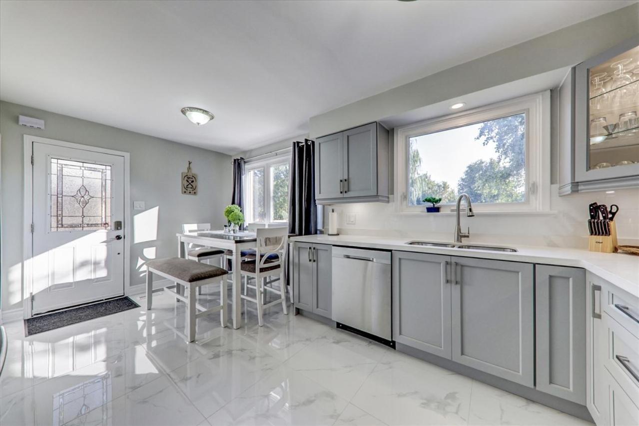 Stunning 7 Bedroom Rougeview Home With 2 Kitchens, 5 Bathrooms, Amazing Backyard & 8-Car Parking Toronto Esterno foto