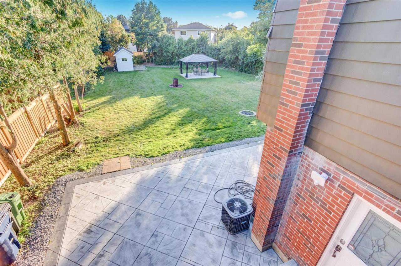 Stunning 7 Bedroom Rougeview Home With 2 Kitchens, 5 Bathrooms, Amazing Backyard & 8-Car Parking Toronto Esterno foto