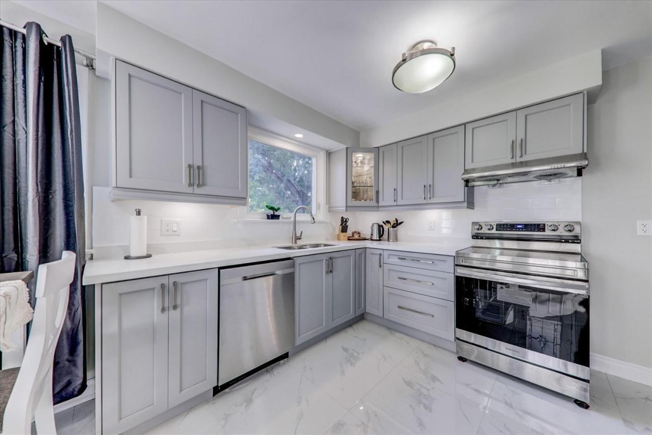 Stunning 7 Bedroom Rougeview Home With 2 Kitchens, 5 Bathrooms, Amazing Backyard & 8-Car Parking Toronto Esterno foto