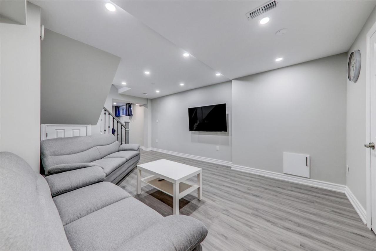 Stunning 7 Bedroom Rougeview Home With 2 Kitchens, 5 Bathrooms, Amazing Backyard & 8-Car Parking Toronto Esterno foto