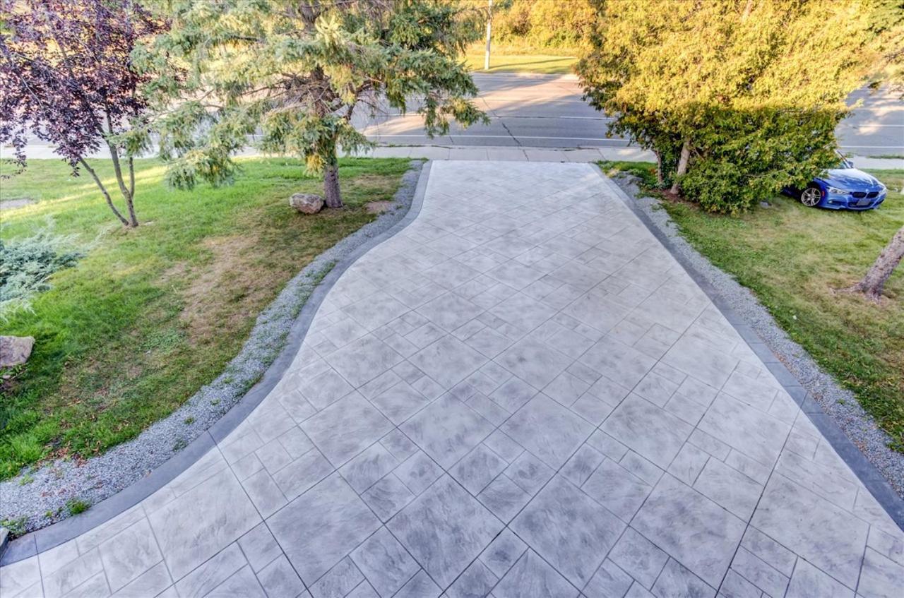 Stunning 7 Bedroom Rougeview Home With 2 Kitchens, 5 Bathrooms, Amazing Backyard & 8-Car Parking Toronto Esterno foto