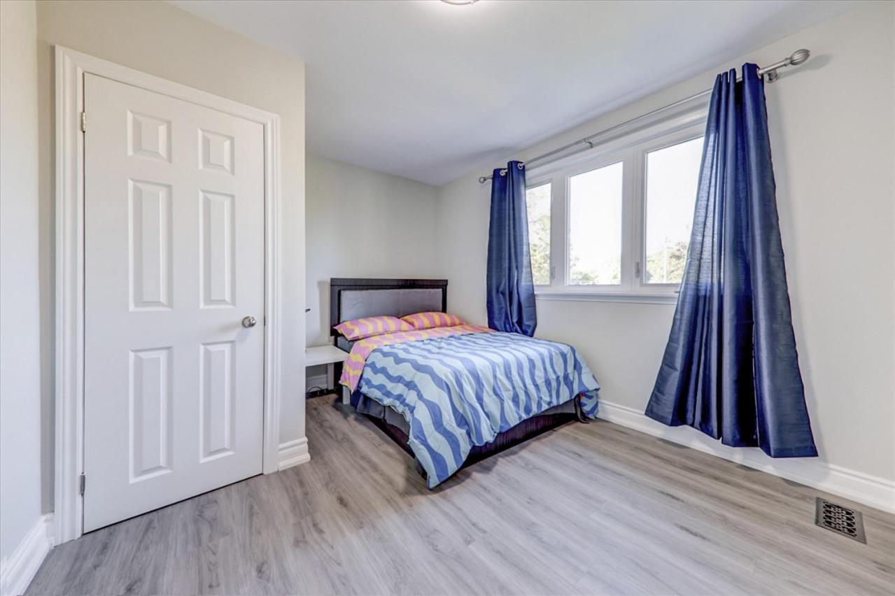 Stunning 7 Bedroom Rougeview Home With 2 Kitchens, 5 Bathrooms, Amazing Backyard & 8-Car Parking Toronto Esterno foto