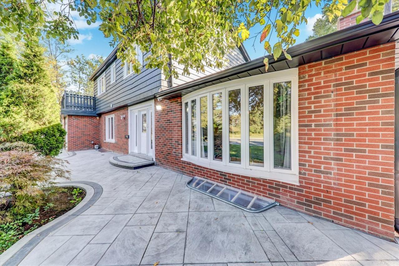 Stunning 7 Bedroom Rougeview Home With 2 Kitchens, 5 Bathrooms, Amazing Backyard & 8-Car Parking Toronto Esterno foto