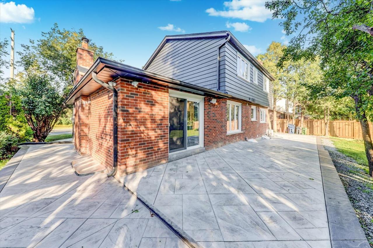 Stunning 7 Bedroom Rougeview Home With 2 Kitchens, 5 Bathrooms, Amazing Backyard & 8-Car Parking Toronto Esterno foto