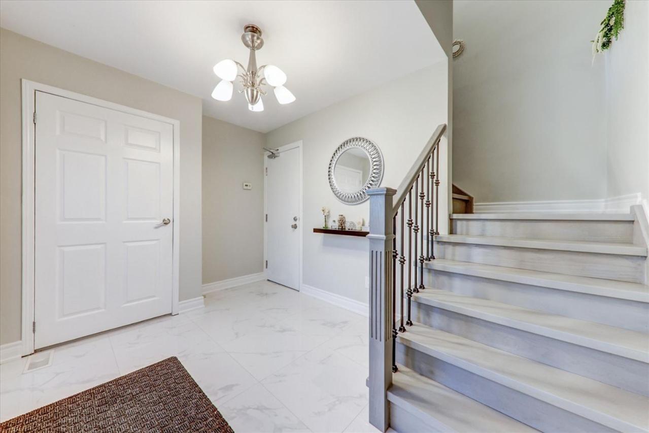 Stunning 7 Bedroom Rougeview Home With 2 Kitchens, 5 Bathrooms, Amazing Backyard & 8-Car Parking Toronto Esterno foto