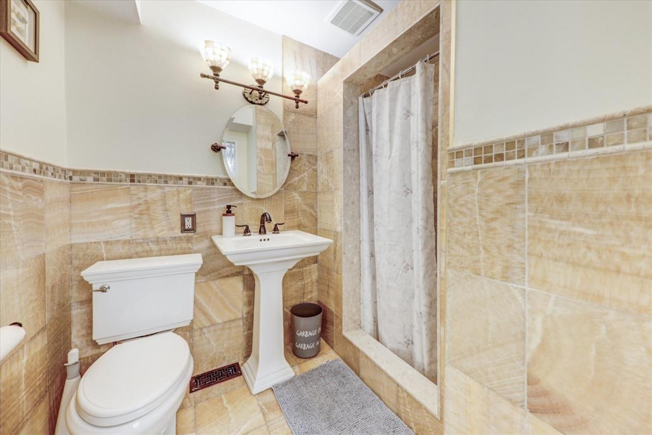 Stunning 7 Bedroom Rougeview Home With 2 Kitchens, 5 Bathrooms, Amazing Backyard & 8-Car Parking Toronto Esterno foto