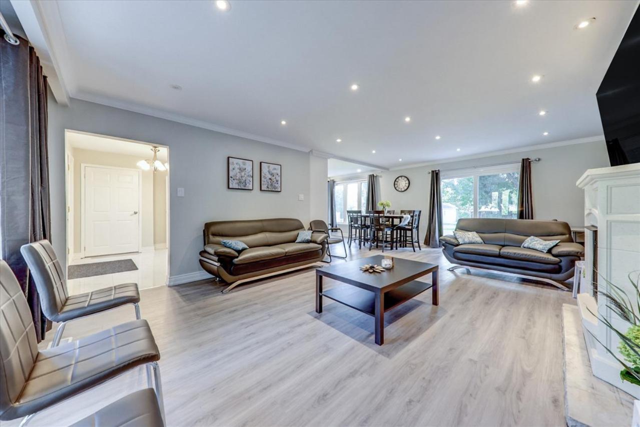 Stunning 7 Bedroom Rougeview Home With 2 Kitchens, 5 Bathrooms, Amazing Backyard & 8-Car Parking Toronto Esterno foto