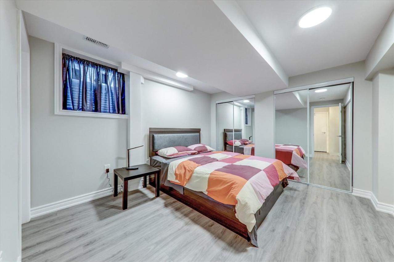 Stunning 7 Bedroom Rougeview Home With 2 Kitchens, 5 Bathrooms, Amazing Backyard & 8-Car Parking Toronto Esterno foto