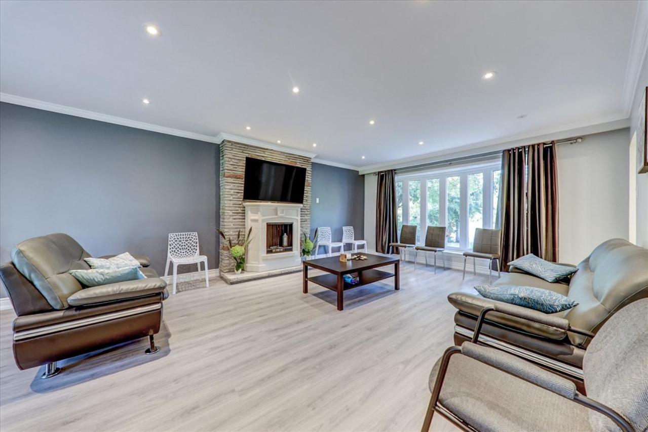 Stunning 7 Bedroom Rougeview Home With 2 Kitchens, 5 Bathrooms, Amazing Backyard & 8-Car Parking Toronto Esterno foto