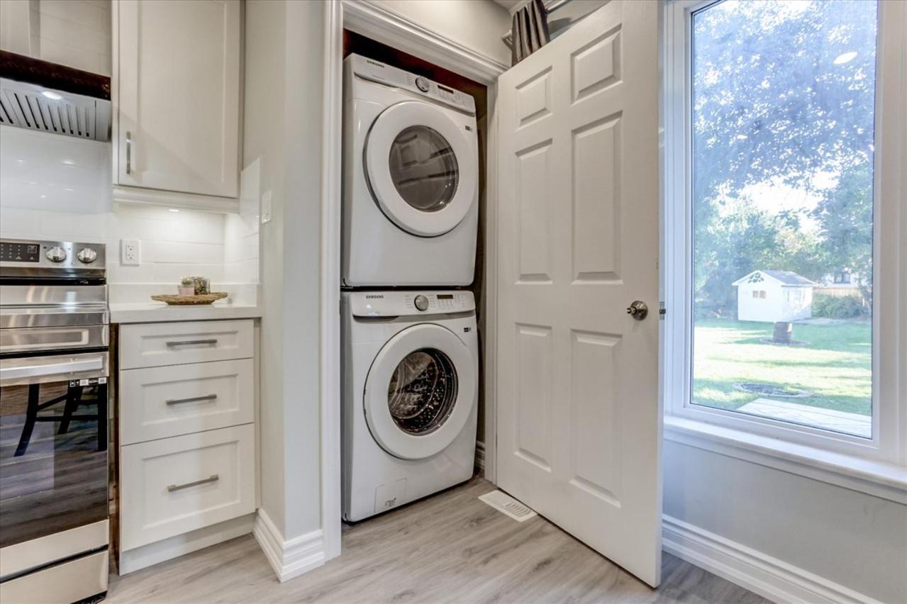 Stunning 7 Bedroom Rougeview Home With 2 Kitchens, 5 Bathrooms, Amazing Backyard & 8-Car Parking Toronto Esterno foto