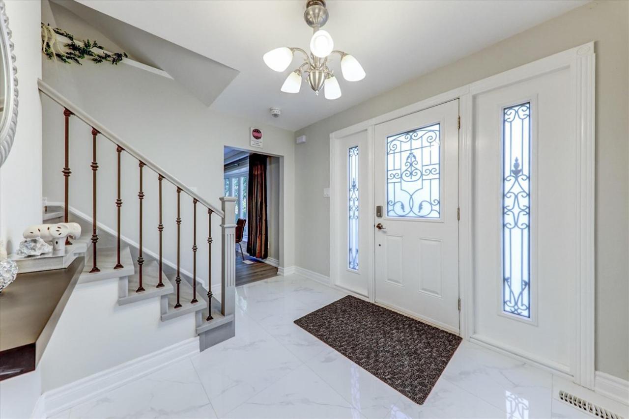 Stunning 7 Bedroom Rougeview Home With 2 Kitchens, 5 Bathrooms, Amazing Backyard & 8-Car Parking Toronto Esterno foto