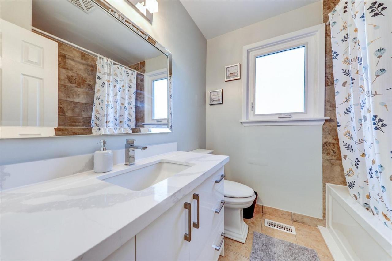 Stunning 7 Bedroom Rougeview Home With 2 Kitchens, 5 Bathrooms, Amazing Backyard & 8-Car Parking Toronto Esterno foto